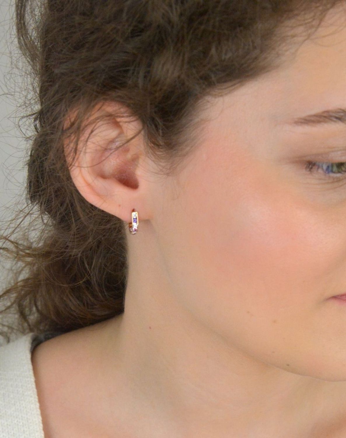 Złote kolczyki dla dziewczynki 375 kolorowa cyrkonia- KL 2R 375. Śliczne, złote kolczyki dla dziewczynki wykonane z próby 375.  Minimalistyczne kolczyki z drobnymi kolorowymi cyrkoniami 1.jpg